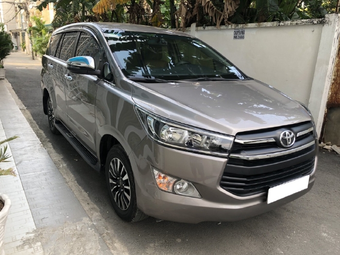 Cần bán xe Innova 2020, Số tự động, bản G, màu xám còn mới ken
