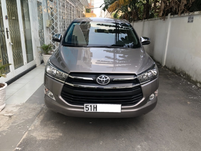 Cần bán xe Innova 2020, Số tự động, bản G, màu xám còn mới ken