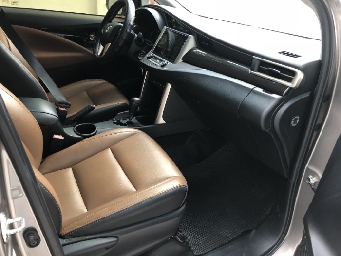 Cần bán xe Innova 2020, Số tự động, bản G, màu xám còn mới ken