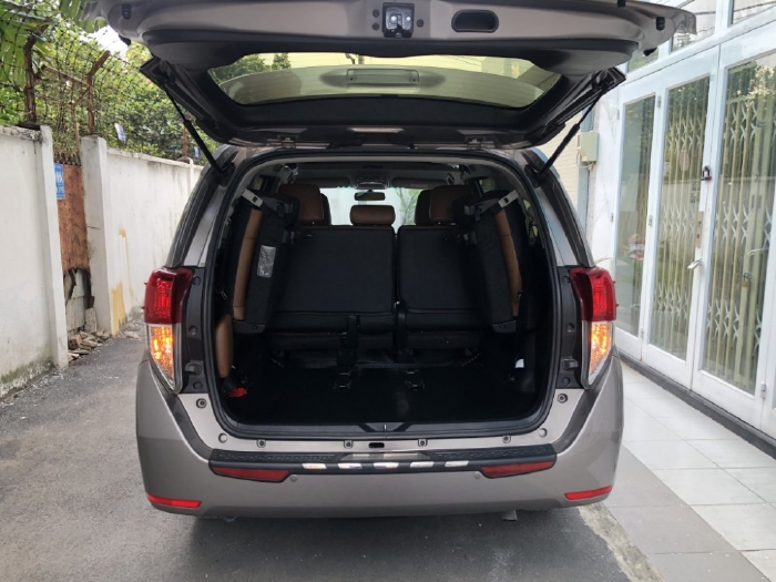 Cần bán xe Innova 2020, Số tự động, bản G, màu xám còn mới ken