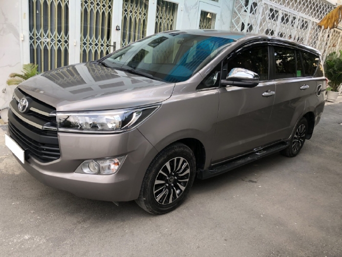 Cần bán xe Innova 2020, Số tự động, bản G, màu xám còn mới ken
