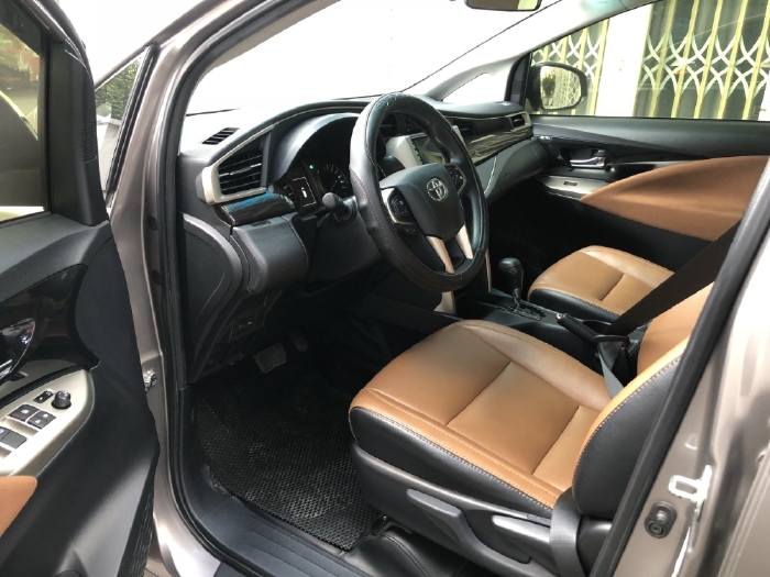 Cần bán xe Innova 2020, Số tự động, bản G, màu xám còn mới ken