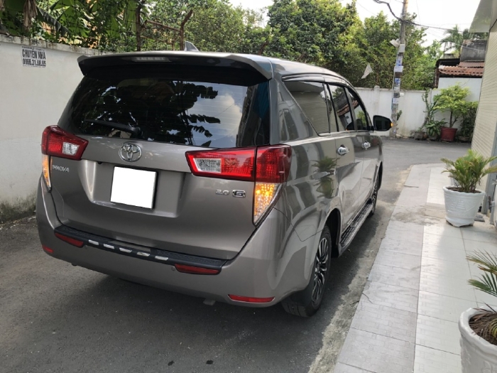 Cần bán xe Innova 2020, Số tự động, bản G, màu xám còn mới ken