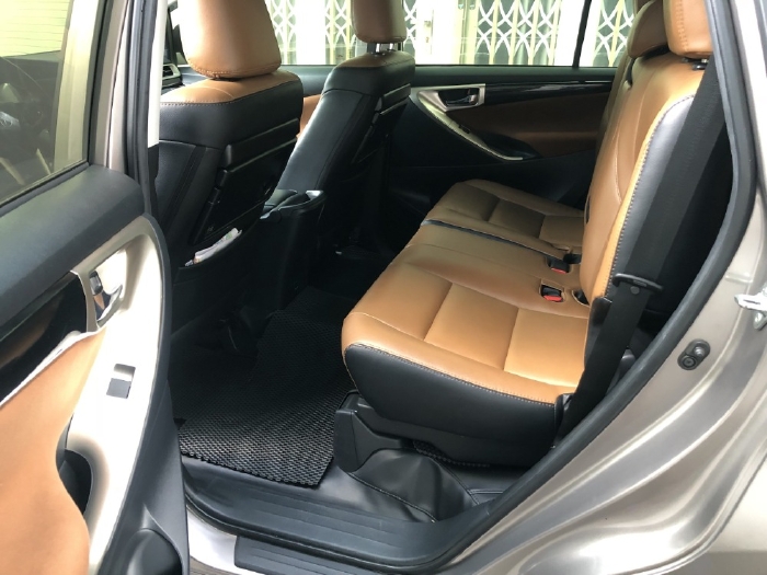 Cần bán xe Innova 2020, Số tự động, bản G, màu xám còn mới ken