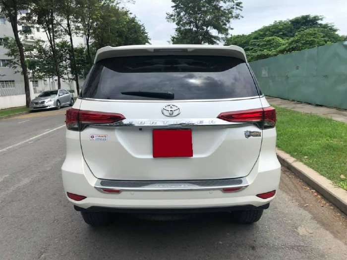 Mình cần bán Fortuner 2019, máy dầu, tự động, màu trắng