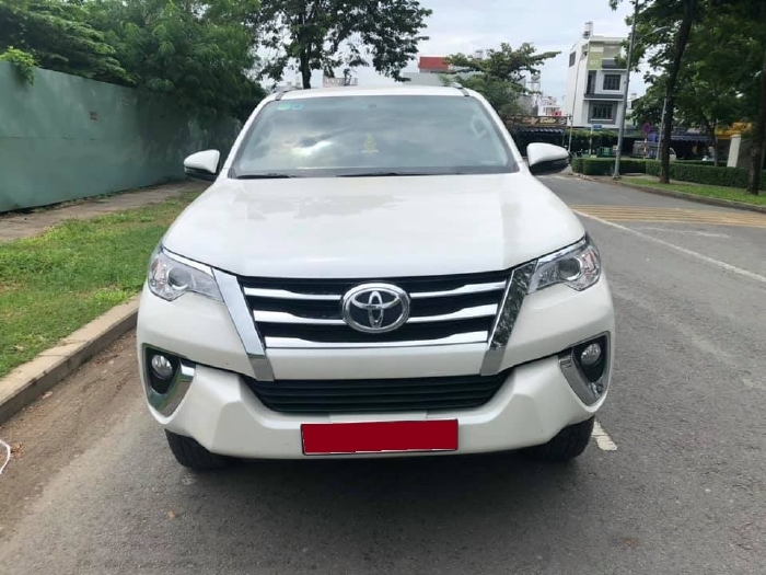 Mình cần bán Fortuner 2019, máy dầu, tự động, màu trắng