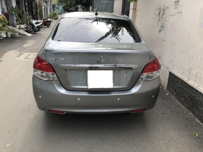 Mitsubishi Attrage đời 2018, số sàn, xe nhập khẩu Thái Lan, màu xám mới tinh