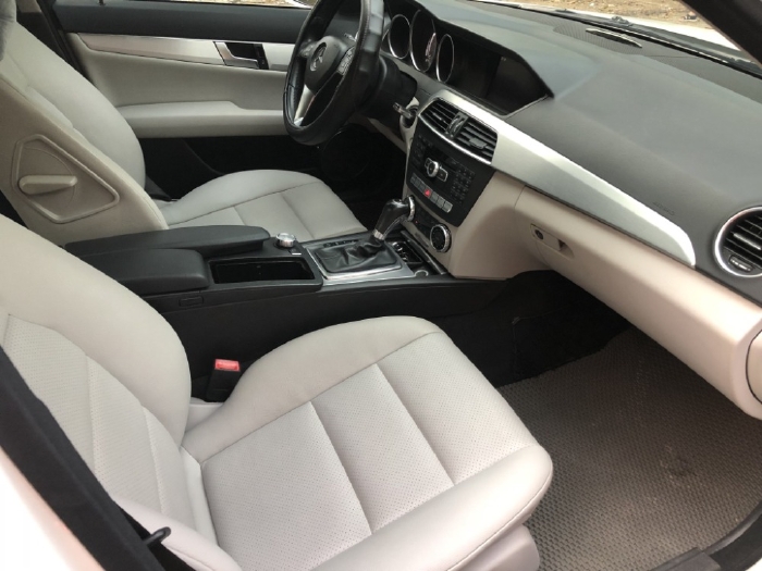 Mercedes C200 2012, số tự động, màu trắng