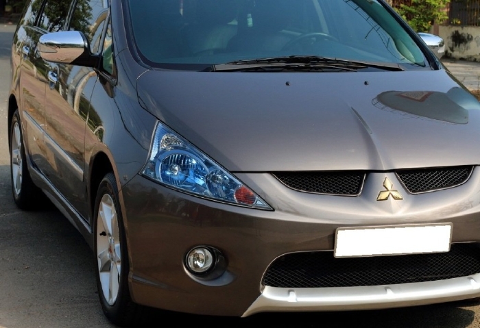 Tôi cần bán Mitsubishi Grandis đời 2011, số tự động, màu xám cực mới.