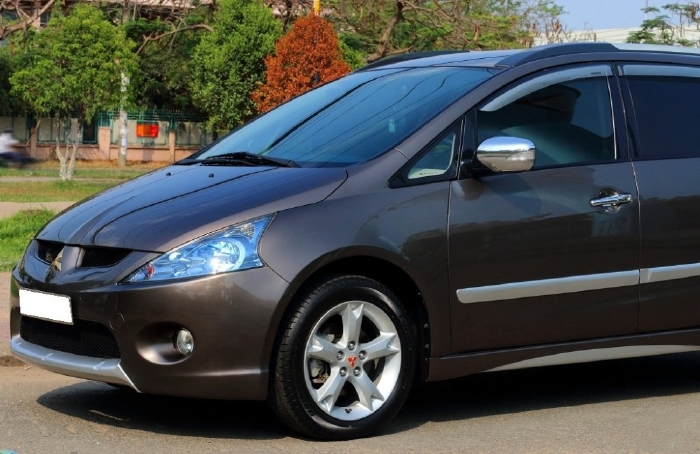 Tôi cần bán Mitsubishi Grandis đời 2011, số tự động, màu xám cực mới.