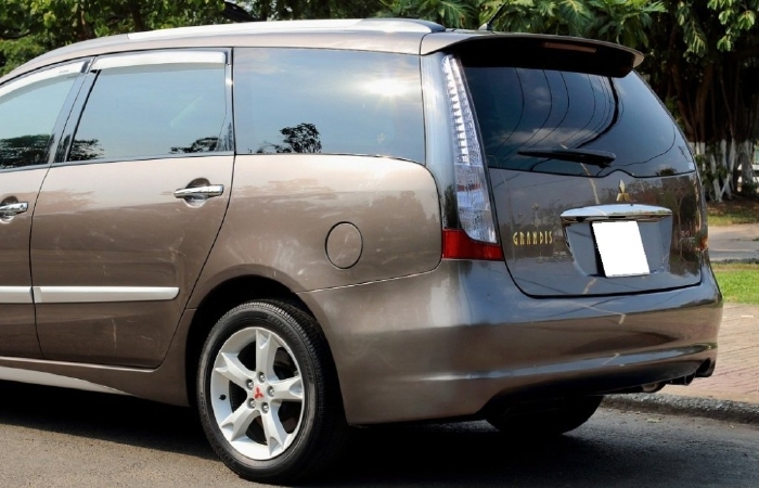 Tôi cần bán Mitsubishi Grandis đời 2011, số tự động, màu xám cực mới.