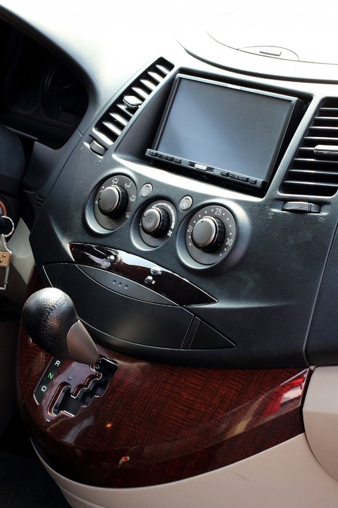 Tôi cần bán Mitsubishi Grandis đời 2011, số tự động, màu xám cực mới.