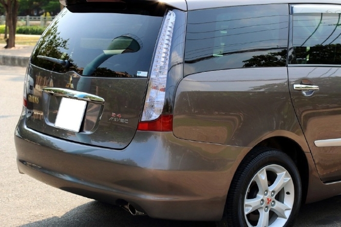 Tôi cần bán Mitsubishi Grandis đời 2011, số tự động, màu xám cực mới.