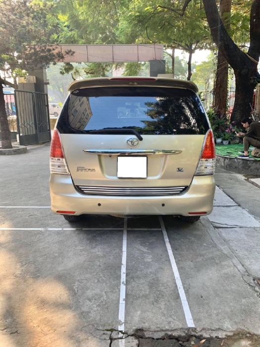 Gia đình cần bán Innova 2009 V, tự động, màu vàng cát, còn đẹp mới, xe nhà đi rất giữ kỷ