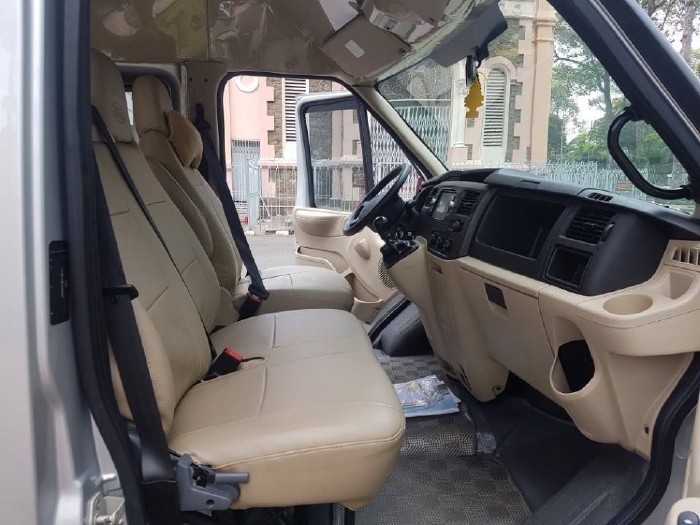 Bán Ford Transit 2018, số sàn, máy dầu, màu xám bạc