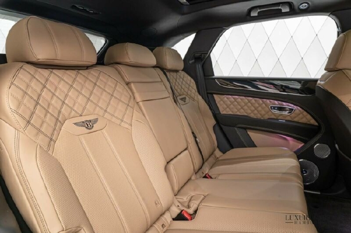 Bán Bentley Bentayga First Edition 4.0 V8 2021, mới 100% màu trắng, bản full nhất