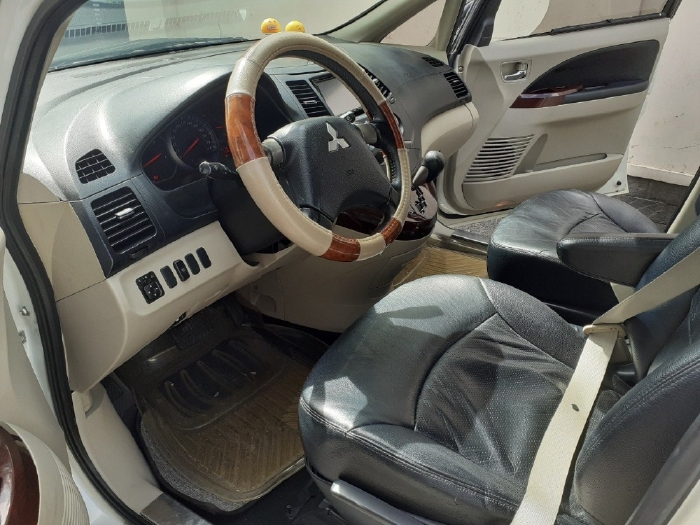 Mitsubishi Grandis 2012 limited, số tự động Full, màu trắng