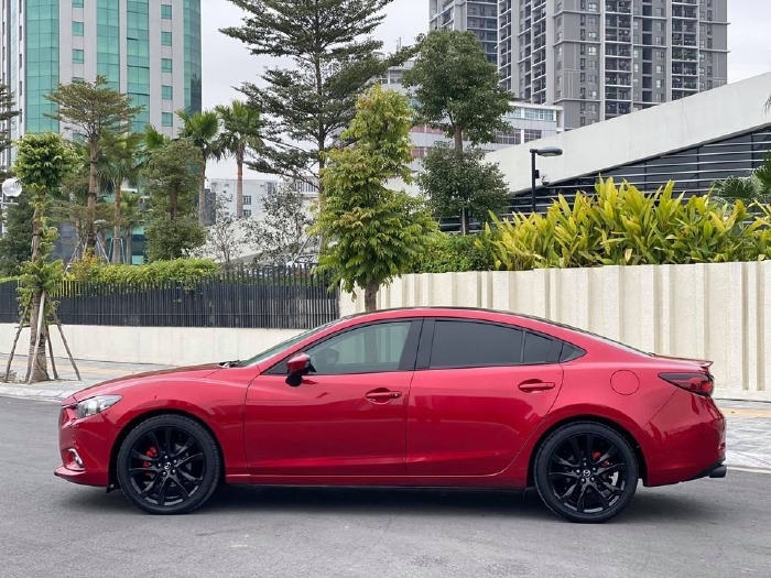Nhà mình đang cần bán Mazda 6 2016 2.5AT bản full màu đỏ