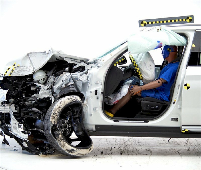 BMW X3 có bánh trước lật ngang trong bài kiểm tra va chạm của IIHS. Ảnh: IIHS.