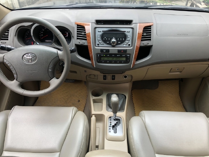 Toyota Fortuner 2011, tự động, máy xăng, hai cầu, màu xám chì