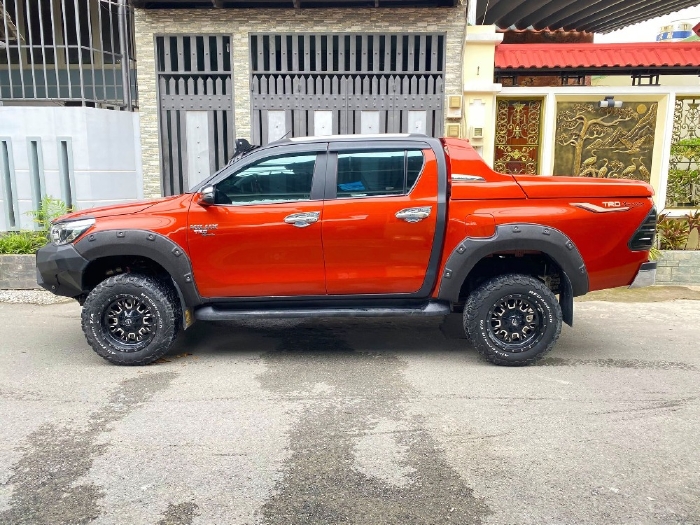  Hilux 2018, số tự động, máy dầu, màu cam độc quyền