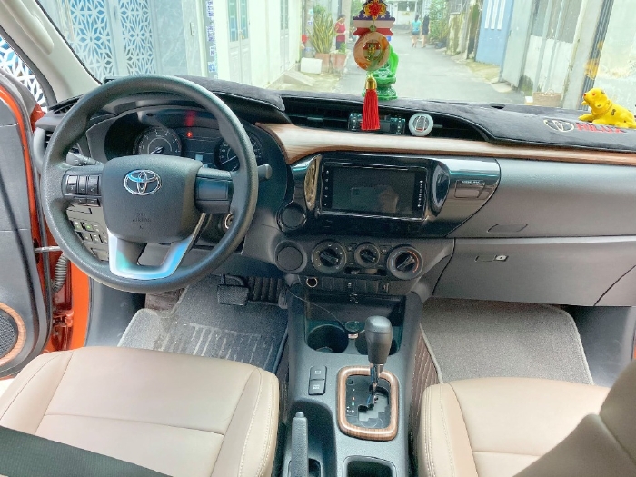  Hilux 2018, số tự động, máy dầu, màu cam độc quyền