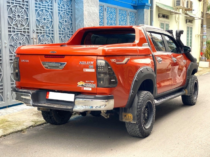  Hilux 2018, số tự động, máy dầu, màu cam độc quyền