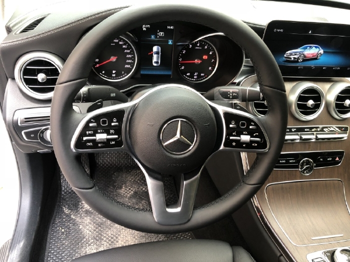  Mercedes C200 Exclusive 2020, màu trắng mới như xe hãng