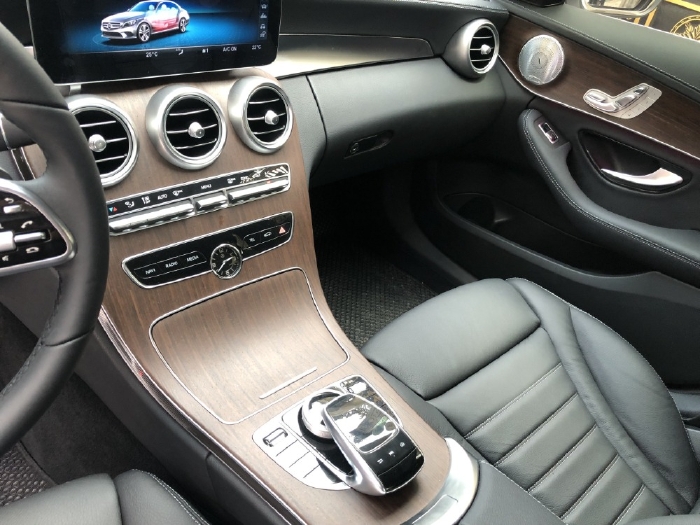  Mercedes C200 Exclusive 2020, màu trắng mới như xe hãng