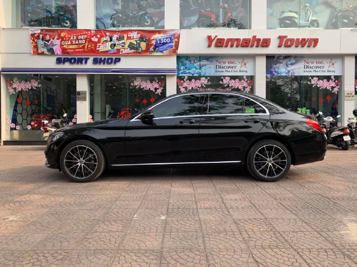Mercedes C200 2020 Exclusive, tự động, Full màu đen