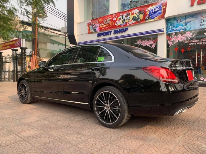 Mercedes C200 2020 Exclusive, tự động, Full màu đen