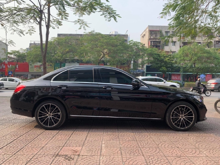 Mercedes C200 2020 Exclusive, tự động, Full màu đen