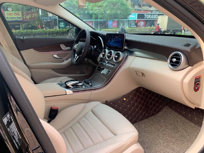Mercedes C200 2020 Exclusive, tự động, Full màu đen