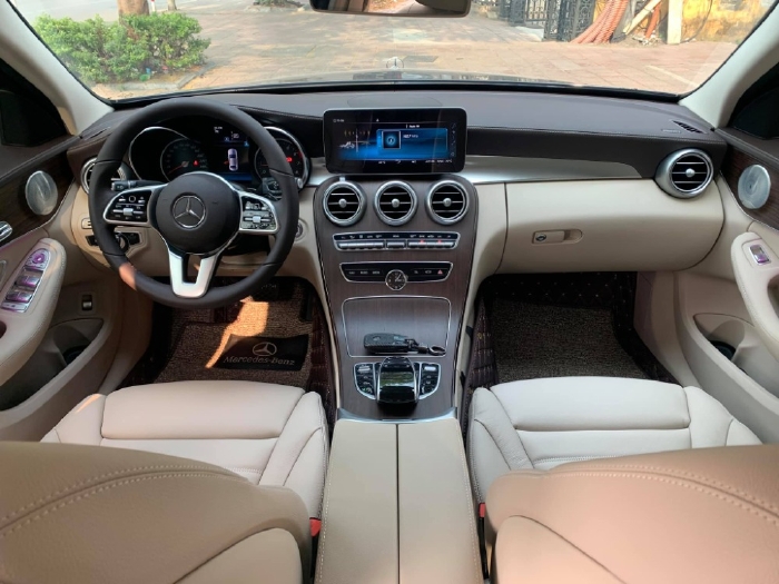Mercedes C200 2020 Exclusive, tự động, Full màu đen