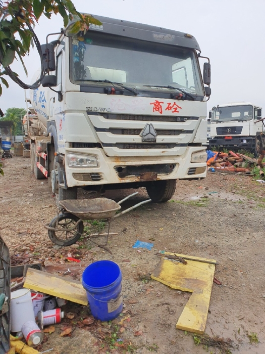 Giá xe trộn bê tông Howo 12m3