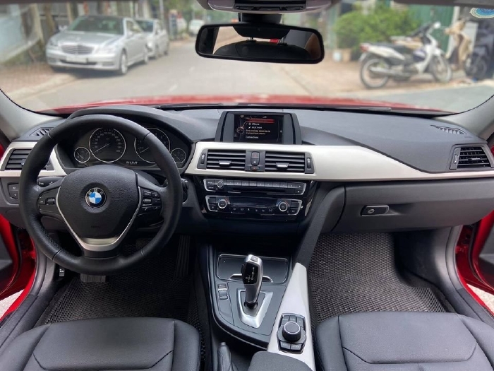  BMW 320i Model 2017 Nhập Đức, số tự động, màu đỏ tươi