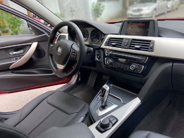  BMW 320i Model 2017 Nhập Đức, số tự động, màu đỏ tươi