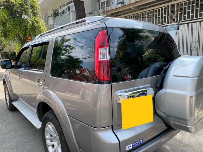 Gia đình bán Ford Everest 2013, số sàn, máy dầu, màu xám