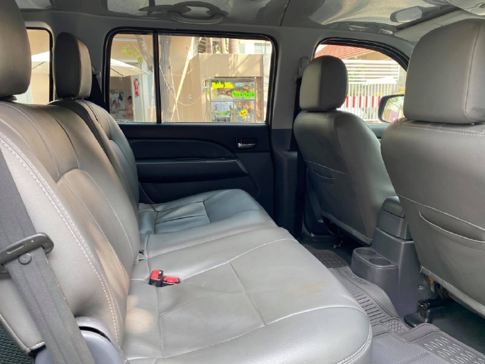 Gia đình bán Ford Everest 2013, số sàn, máy dầu, màu xám
