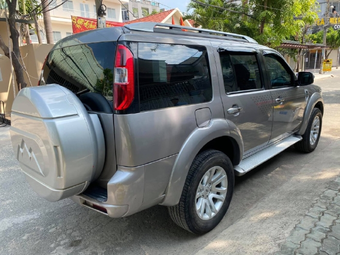 Gia đình bán Ford Everest 2013, số sàn, máy dầu, màu xám