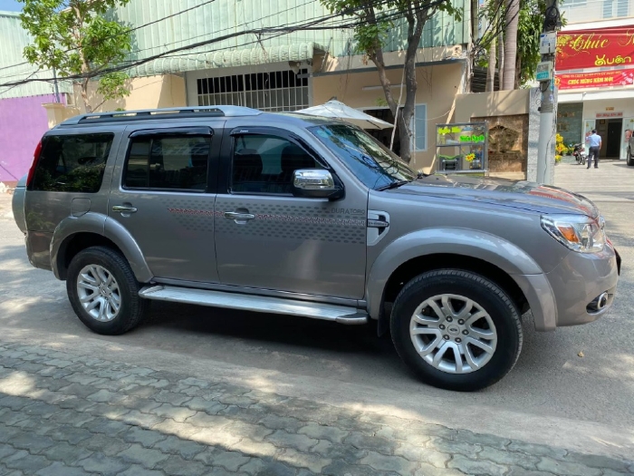 Gia đình bán Ford Everest 2013, số sàn, máy dầu, màu xám