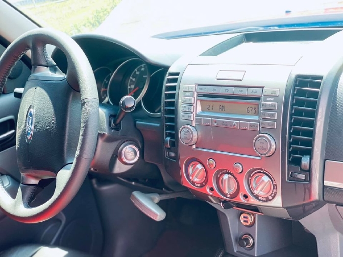 Gia đình bán Ford Everest 2013, số sàn, máy dầu, màu xám