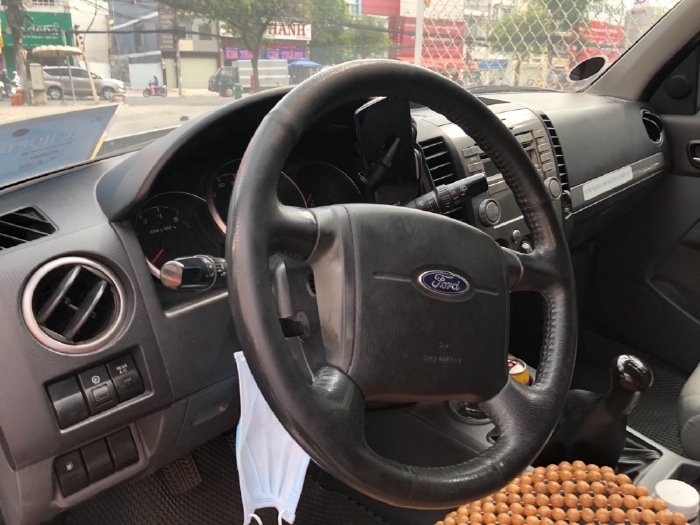Gia đình bán Ford Everest 2013, số sàn, máy dầu, màu xám