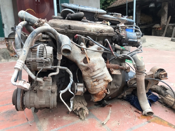 Động cơ, hộp số, mâm lốp, giảm sóc của xe  nissan bluebird đời 1992