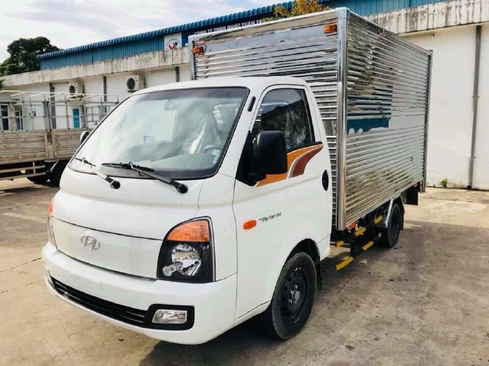 Hyundai Porter H150 thùng kín, màu trắng , động cơ dầu