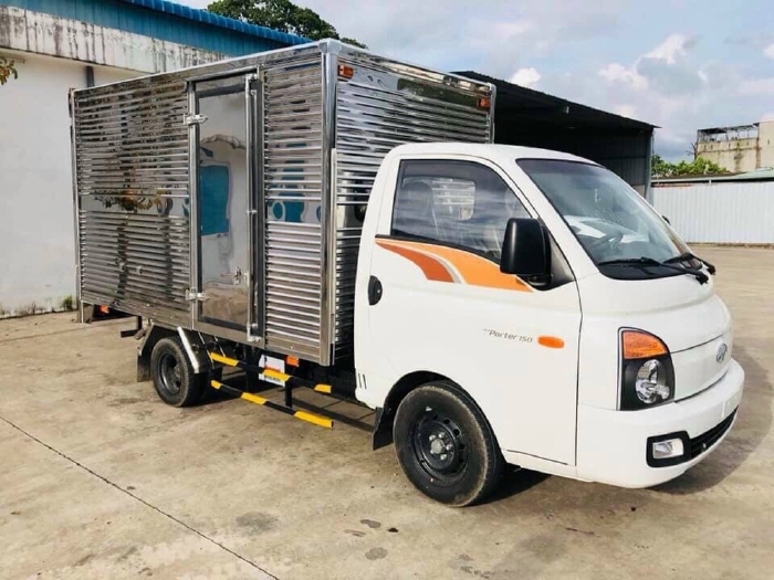 Hyundai Porter H150 thùng kín, màu trắng , động cơ dầu
