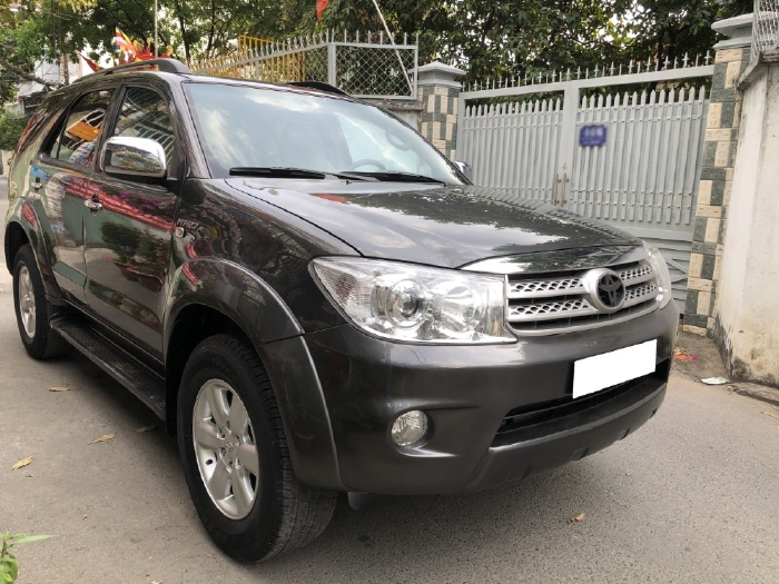 Toyota Fortuner 2011, tự động, máy xăng, hai cầu, màu xám chì