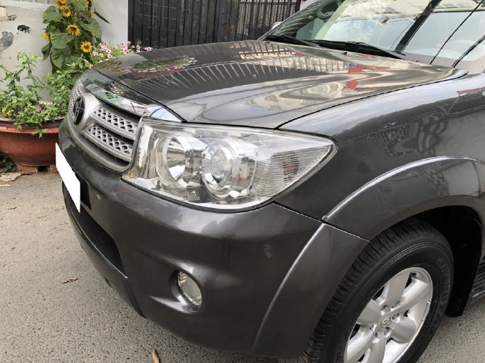 Toyota Fortuner 2011, tự động, máy xăng, hai cầu, màu xám chì