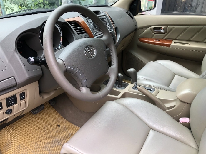Toyota Fortuner 2011, tự động, máy xăng, hai cầu, màu xám chì