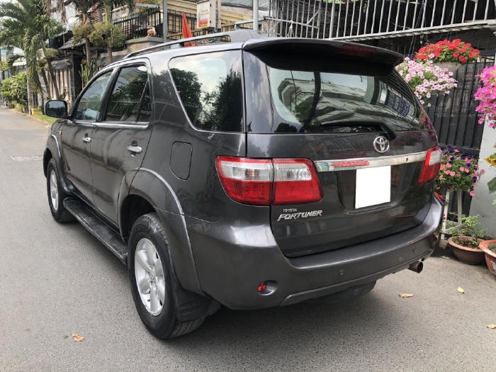 Toyota Fortuner 2011, tự động, máy xăng, hai cầu, màu xám chì